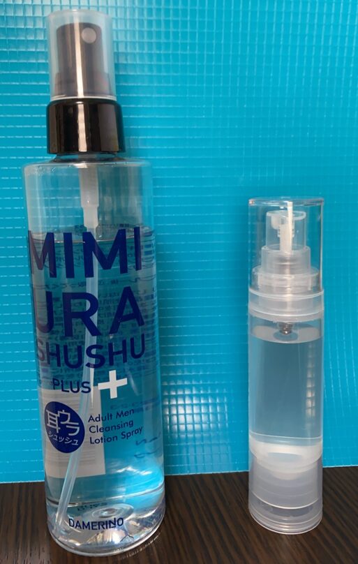 ダメリーノ耳ウラシュッシュプラスの純正ボトルと100均の小型アトマイザーを並べた比較画像