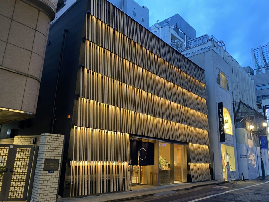 夜の茅乃舎 銀座店：プレッシャーと戦う実務家の防衛インフラ「出汁」を提供する店舗の静謐な外観